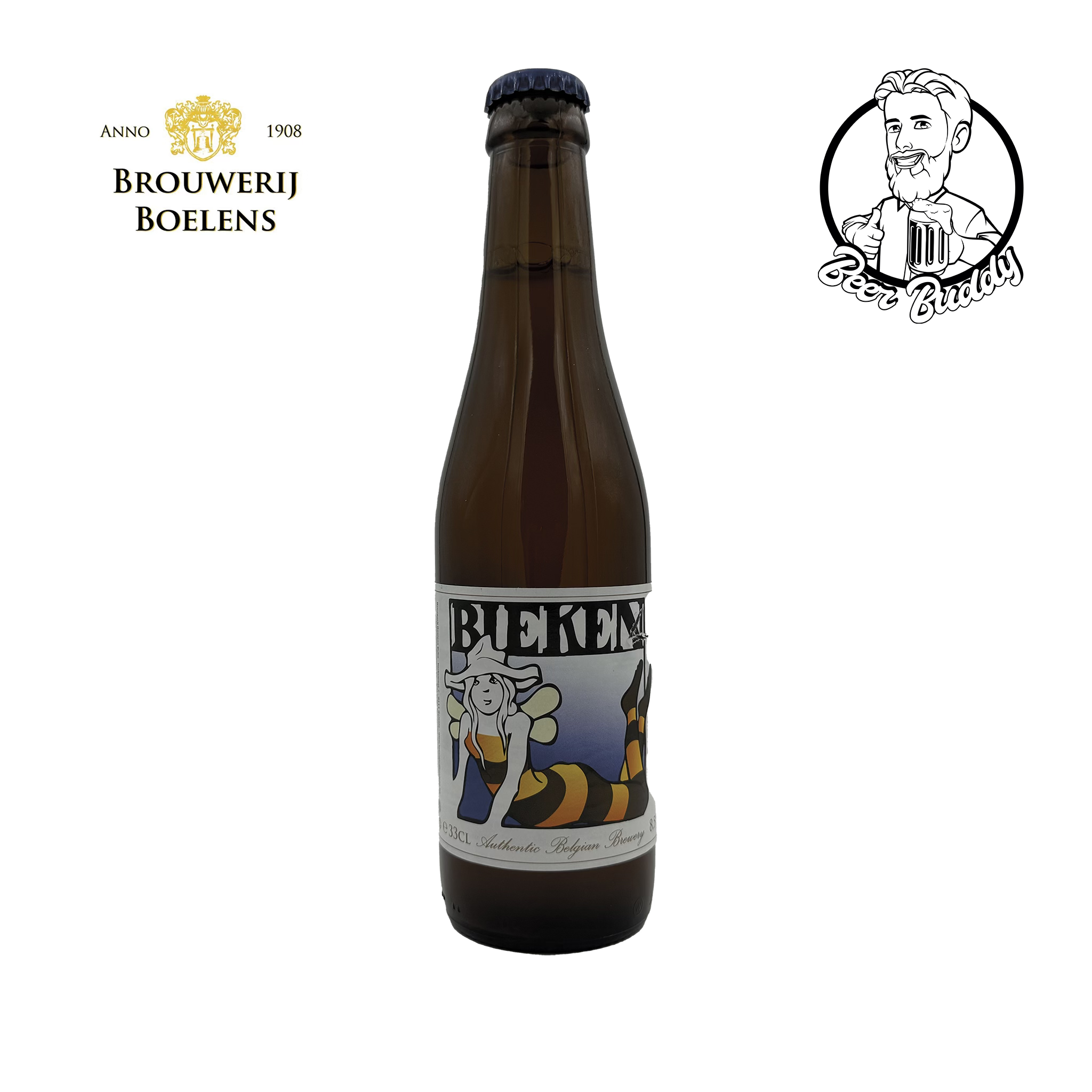 Getoond wordt een bruine glazen fles Bieken van Brouwerij Boelens met een etiket met een bij en een middeleeuws karakter. Het logo van de brouwerij, met de tekst "Anno 1908 Brouwerij Boelens", wordt boven de fles weergegeven en benadrukt de subtiele honingtonen van dit licht gehopt bier.
